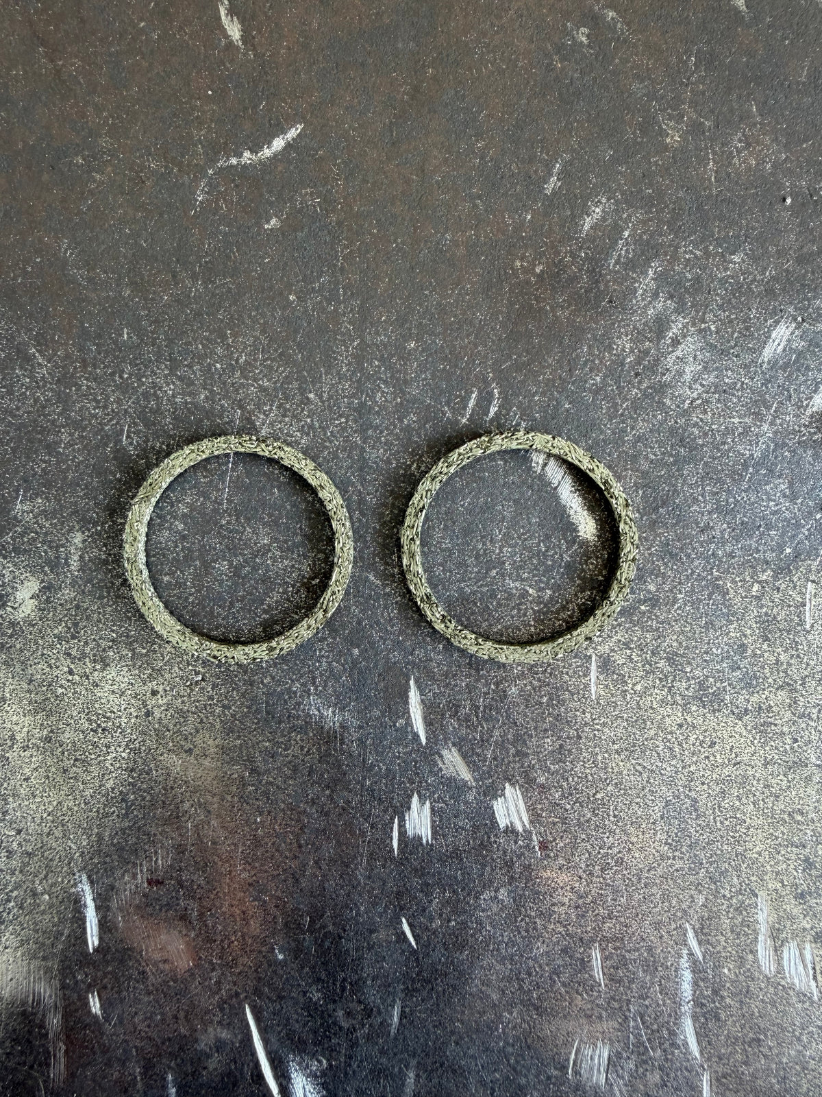 Flat exhaust gaskets